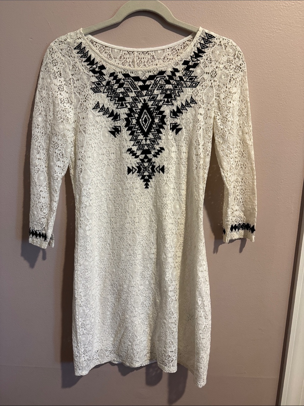 Express  - White Lace Long-Sleeve Shift Dress with Black Geometric Stitching